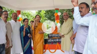 कोडरमा: तिलैया थाना के सामने केंद्रीय मंत्री ने महात्मा गांधी और लाल बहादुर शास्त्री की जयंती पर श्रद्धा सुमन अर्पित किए