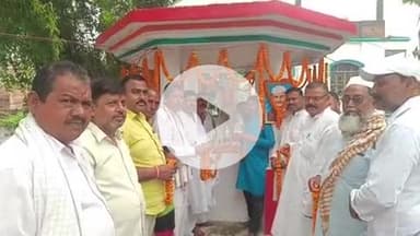 गोरौल: महात्मा गांधी जयंती पर गोरौल बाजार में जनप्रतिनिधियों ने महात्मा गांधी की प्रतिमा पर किया माल्यार्पण