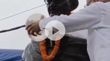 गोपद बनास: सीधी सांसद ने गांधी चौराहे पर गांधी जी की प्रतिमा पर की साफ-सफाई