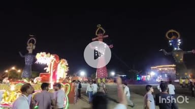 कोल: अलीगढ़ में गर्दन और सिर घूमने वाले रावण के पुतले का हुआ दहन, साथ में कुम्भकर्ण और मेघनाथ के पुतले भी हुए दहन