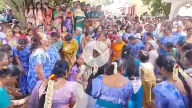 கிணத்துக்கடவு: நெகமம் செளடேஸ்வரி அம்மன் கோயிலில் நடைபெற்ற கத்தி போடும் திருவிழாவில் ஏராளமான பக்தர்கள் கலந்துகொண்டு நேர்த்திக்கடன் செலுத்தினர்.