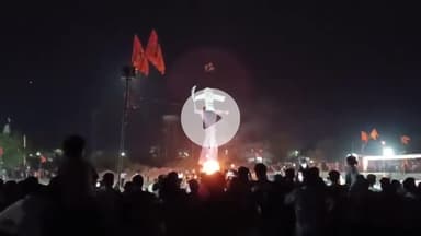 चूरू: विजयदशमी पर रेलवे ग्राउंड में 55 फीट ऊंचे रावण का पुतला दहन, अतिथियों ने किया राम का राजतिलक