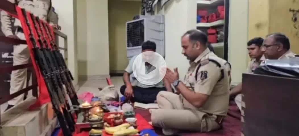 जिले के कुसमुंडा थाना में आज विजयदशमी के अवसर पर शस्त्र पूजा किया गया..
