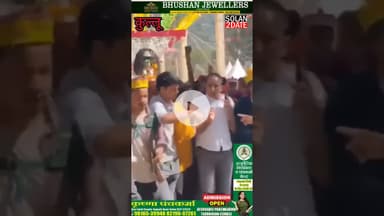 #कुल्लू दुशहरे मैं तहसीलदार से नाराज देवता एवं जनता  देवता के शिविर मैं जूते पहनकर अंदर घुसा थे