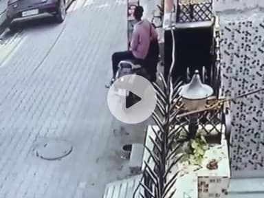 ਲੁਧਿਆਣਾ ਪੂਰਬੀ: ਨਿਊ ਅਮਨ ਨਗਰ ਰਿਟਾਇਰਡ ਪੁਲਿਸ ਮੁਲਾਜ਼ਮ ਦੇ ਸਾਹਮਣੇ ਹੀ ਐਕਟੀਵਾ ਚੋਰੀ, ਘਟਨਾ ਸੀਸੀਟੀ ਵਿੱਚ ਹੋਈ ਕੈਦ