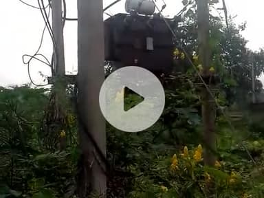 ट्रांसफार्मर के पास बहुत कचरा हमारे गांव का सरपंच इसका कुछ नहीं कर पा रहा है...