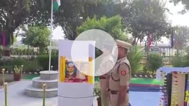 हाथरस: महात्मा गांधी और लाल बहादुर शास्त्री की जयंती पर SP ने पुलिस लाइन में माल्यार्पण कर एकता की दिलाई शपथ