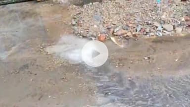 कांके: अरगोड़ा स्थित आवासीय कॉलोनी के पास फटा पानी का पाइप, हजारों लीटर पानी बर्बाद