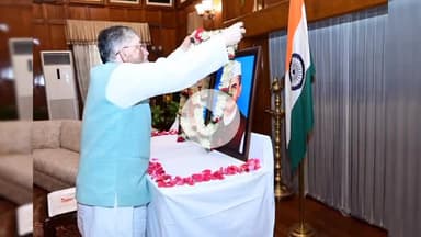 कांके: राजभवन में राज्यपाल ने महात्मा गांधी और लाल बहादुर शास्त्री की जयंती पर उनके चित्र पर माल्यार्पण कर श्रद्धांजलि दी