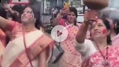 गिरिडीह: नवरात्रि समापन पर मां दुर्गा की विदाई, कचहरी मंडप समेत कई स्थानों पर धुनुची नृत्य व सिंदूर खेला का आयोजन