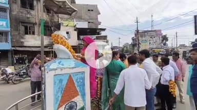 बीना: नगर में गांधी जयंती धूमधाम से मनाई गई, गांधी चौराहे पर कांग्रेसी व भाजपा कार्यकर्ताओं ने प्रतिमा पर किया माल्यार्पण