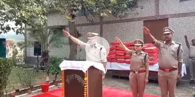 बागपत: SP ने राष्ट्रीय पर्व पर पुलिस लाइन बागपत में महात्मा गांधी और पूर्व PM को माल्यार्पण कर जवानों को स्वच्छता की दिलाई शपथ