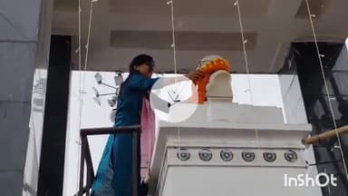 सासाराम: रोहतास के जिला पदाधिकारी ने महात्मा गांधी की मूर्ति पर माल्यार्पण किया