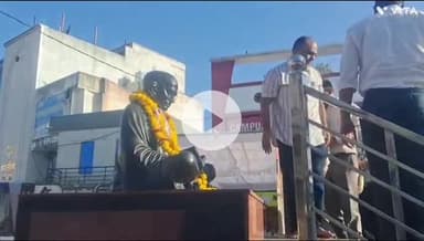 बांसवाड़ा: शहर के गांधी मूर्ति सर्कल पर महात्मा गांधी जयंती पर प्रशासनिक कार्यक्रम का आयोजन, स्कूली बच्चों ने की प्रार्थना