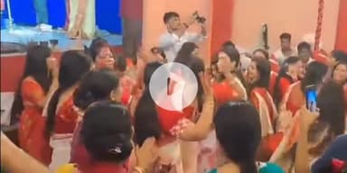 पटना ग्रामीण: विजयादशमी पर पटना में मां दुर्गा के पंडाल में महिलाओं ने किया सिंदूर खेला का आयोजन