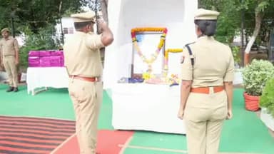झांसी: पुलिस लाइन में एसएसपी झाँसी ने मनाई महात्मा गाँधी और पूर्व प्रधानमंत्री लाल बहादुर शास्त्री की जयंती, दिलाई शपथ