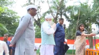 कांके: मोरहाबादी मैदान में राज्यपाल और सीएम ने महात्मा गांधी की प्रतिमा पर माल्यार्पण कर श्रद्धांजलि अर्पित की