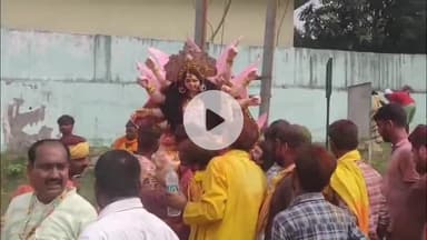 प्रतापगढ़: मां बेल्हा देवी का मूर्ति विसर्जन सई नदी में कड़ी सुरक्षा के बीच किया जा रहा है