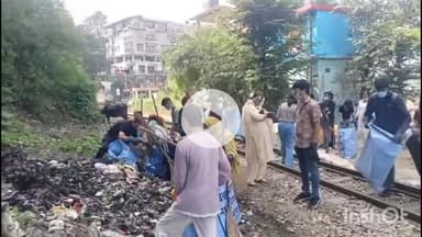 सोलन: MC ने रेलवे ट्रैक पर स्वच्छता अभियान चलाया, आनंद कॉम्प्लेक्स की दुकान से कूड़े का लिफाफा मेयर और कमिश्नर के पास गिरा
