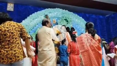 कांके: जगन्नाथ नगर स्थित सर्वोजनिन दुर्गा पूजा समिति में पारंपरिक रीति-रिवाजों से सिंदूर खेला का आयोजन