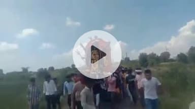 झांसी: बड़ागांव स्थित बेतवा घाट पर माता रानी की प्रतिमाओं का विसर्जन जारी, श्रद्धालुओं ने नम आंखों से दी विदाई