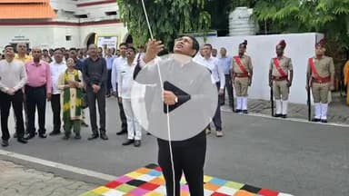 झांसी: झांसी कलेक्ट्रेट कार्यालय में मनाई गई महात्मा गांधी एवं पूर्व प्रधानमंत्री लाल बहादुर शास्त्री की जयंती