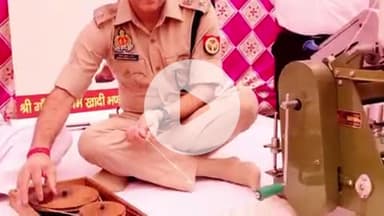 कोल: DM/SSP ने बन्नादेवी क्षेत्र में गांधी आश्रम में गांधी जयंती समारोह में शामिल होकर गांधी जी को श्रद्धांजलि अर्पित की