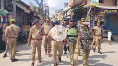 अमरोहा: अमरोहा के एसपी ने जुमे की नमाज और आगामी त्योहारों पर कानून एवं शांति व्यवस्था को लेकर नगर में निकाला फ्लैग मार्च