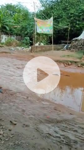 यह रास्ता मेहनत अंबेडकर चौक से होते हुए चकियाच सहदेई की ओर जाती है विगत कुछ दिनों से ठेकेदार द्वारा रोड कीखुदाई कर छोड़