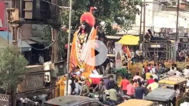 बीना: सर्वोदय चौराहे पर दुर्गा चल समारोह के कारण लगा जाम, मोतीचूर घाट पर हो रहा है प्रतिमाओं का विसर्जन