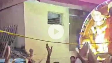 सागर नगर: कंधों पर सवार होकर विसर्जन को निकली कांधे वाली काली, 'चल माई, चल माई' के जयकारों से गूंजा शहर, देर रात हुआ विसर्जन