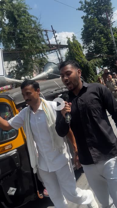 मैंने भी मुख्यमंत्री आवास तक कूच किया — और ये हमारे नारों की गूँज है:
👉 वोट चोर गद्दी छोड़
👉 पेपर चोर गद्दी छोड़