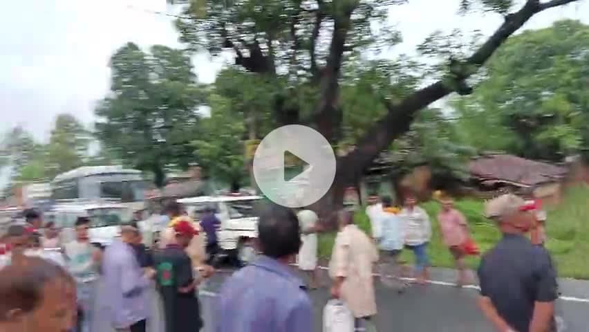 pirtand, giridih road ,मैं एक पेड़ सड़क पर गिर जाने के कारण गाडिय़ों का आवा गमन रुक गया कुछ घंटों के लिए 🎥🎥