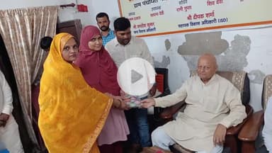 जौनपुर: विधायक ने स्वयं सहायता समूह द्वारा बनाए गए दीए का किया अवलोकन