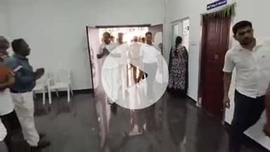 காங்கேயம்: நகராட்சி அலுவலகத்தில் கரூர் நெரிசலில் சிக்கி உயிரிழந்த குடும்பத்தினருக்கான நிவாரண உதவித் தொகையினை அமைச்சர் சாமிநாதன் வழங்கினார்