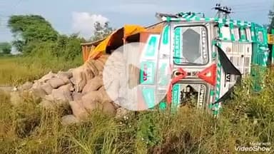 बेगमगंज: बेगमगंज सड़क पर गाय को बचाने में पलटा ट्रक, चालक को मामूली चोटें