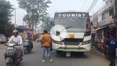 रामपुर: दिल्ली-लखनऊ हाईवे 24 पर रेलवे स्टेशन गेट संख्या एक के सामने टूरिस्ट बस का अगला टायर फटा, यात्रियों को दूसरी बस से भेजा गया