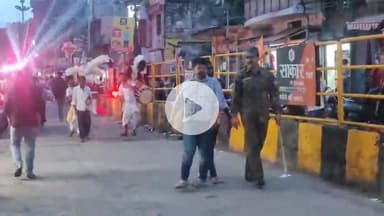 कोडरमा: अड्डी बंगला में सार्वजनिक दुर्गा पूजा समिति द्वारा मां दुर्गा के प्रतिमा विसर्जन में शामिल हुए सैकड़ों भक्तजन