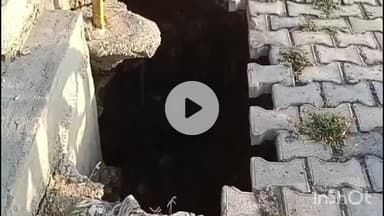 कलान: नगर जलालाबाद में NH30 हाईवे पर फुटपाथ पर बने गड्ढे से हादसे का खतरा बढ़ रहा है