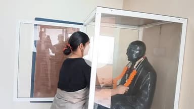 कोडरमा: कोडरमा न्याय मंडल में न्यायिक दंडाधिकारी प्रथम ने गांधी जी की तस्वीर पर माल्यार्पण कर किया नमन