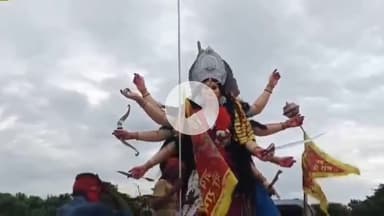 रक्सौल: रक्सौल शहर में दशहरा के बाद शुक्रवार को मां दुर्गा सहित अन्य देवी-देवताओं की प्रतिमाओं का विसर्जन किया गया