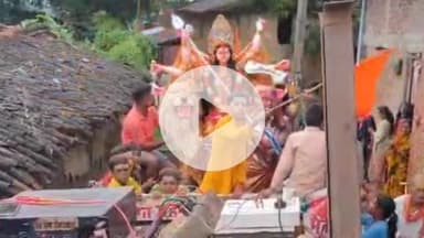 शिवसागर: शिवसागर और बड्डी थाना क्षेत्र के विभिन्न इलाकों में प्रशासन की कड़ी सुरक्षा के बीच किया जा रहा मूर्ति का विसर्जन