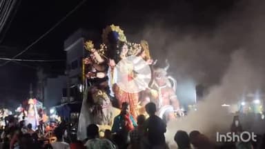 सुपौल: सुपौल में मां दुर्गा की प्रतिमा विसर्जन के लिए निकली, भक्तों ने नम आंखों से दी विदाई