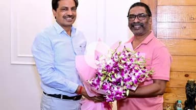 कांके: कांके रोड स्थित सीएम आवास में सीएम से राज्य निर्वाचन आयुक्त और विकास आयुक्त ने की मुलाकात