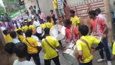 सासाराम: सासाराम में मूर्ति विसर्जन के दौरान अनोखा बाजार बजाते हुए देखा गया, लोगों ने की खूब प्रशंसा