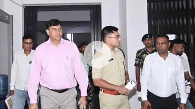 बक्सर: निर्वाचन आयोग के निर्देश पर डीएम-एसपी ने सदर प्रखंड परिसर स्थित ईवीएम-वीवीपैट वेयर हाउस का किया निरीक्षण