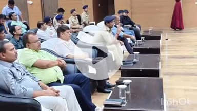 कहरा: सहरसा: जिलाधिकारी ने प्रेक्षागृह में अधिकारियों के साथ की समीक्षा बैठक, पुलिस अधीक्षक भी उपस्थित रहे