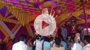 गोरौल: कटरमाला चौक गोढ़िया पर स्थापित माँ दुर्गा की प्रतिमा का गाजे-बाजे के साथ भक्तिमय माहौल में विसर्जन