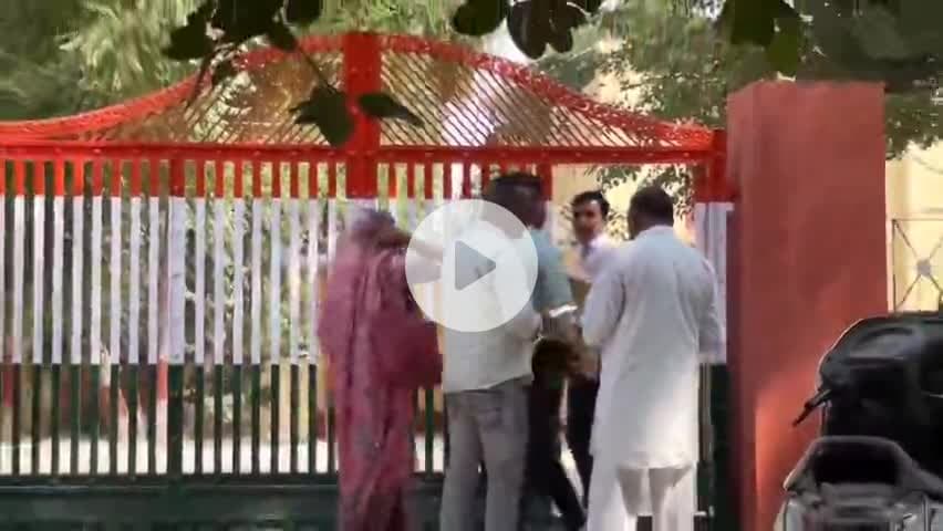 सूरतगढ़: #खबर_का_असर, आख़िरकार उपखंड कार्यालय के आगे से हटी बैरिकेडिंग, मुख्यद्वार खुलने से मिली राहत, 'पब्लिक एप' ने दिखाई थी खबर