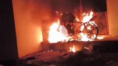 खड्डा: विशुनपुरा बुजुर्ग गाँव में विवाद के बाद युवक की बाइक को आधी रात में आग के हवाले किया गया, पुलिस जांच जारी